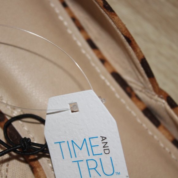 Time And Tru Women's Flats in Leopard Print - Picture 2 of 5